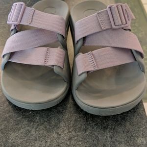 Excellent condition lilac chaco chilli slides